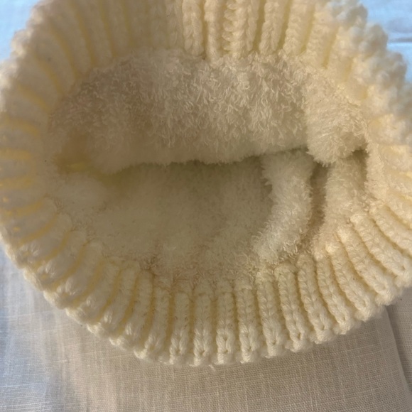 NWOT C.C. Cheveux Exclusive Knit Lined Pom Beanie - Picture 6 of 6